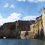 Vestiges romains reliant les falaises